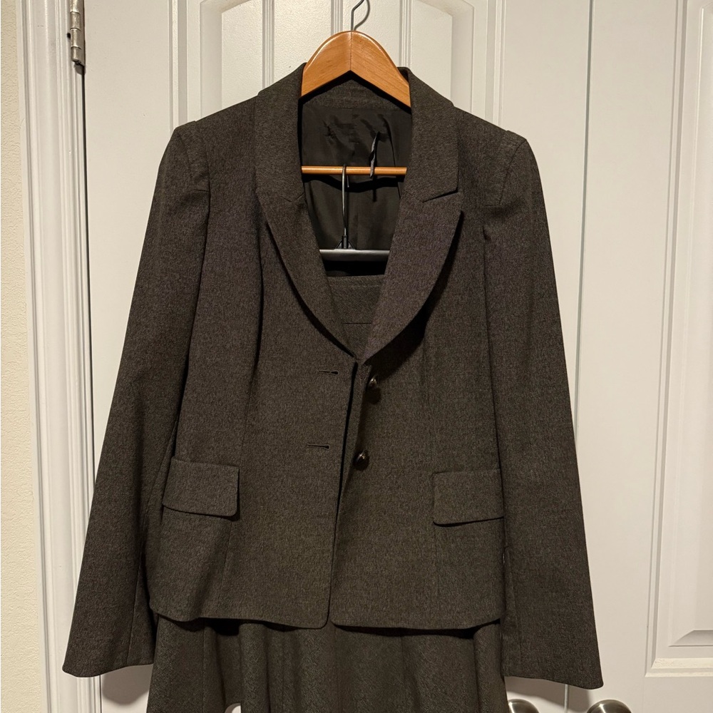 Antonio Melani Size 6 Women’s Brown Skirt Suit Clas